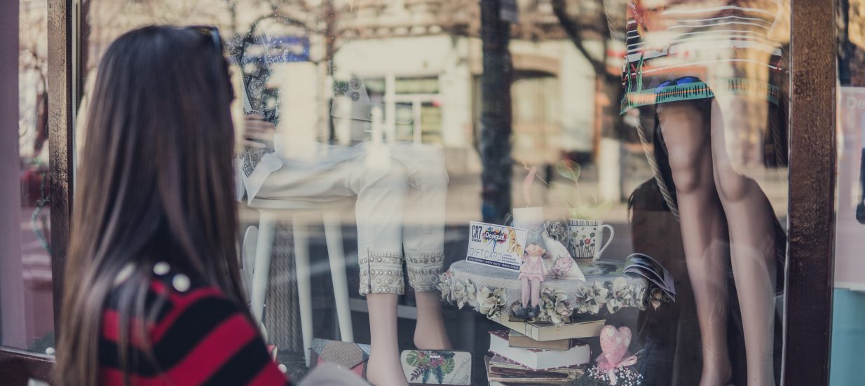 3 Tips For Storefront Window Displays That Attract Shoppers