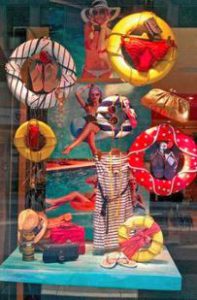 3 Tips For Storefront Window Displays That Attract Shoppers