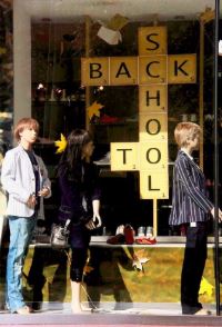 3 Tips For Storefront Window Displays That Attract Shoppers